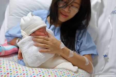 बच्चों में बुखार: कारण, लक्षण और घर पर इलाज के उपाय