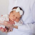 पालना बनाम बेसिनेट: कौन सा आपके शिशु के लिए बेहतर है?