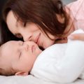 शिशु पालना खरीदते समय ध्यान देने योग्य बातें: सुरक्षा, सुविधा और प्रकार