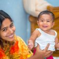 संकेत और प्रतिक्रियाएं: इस उम्र में शिशु किस तरह संवाद करता है