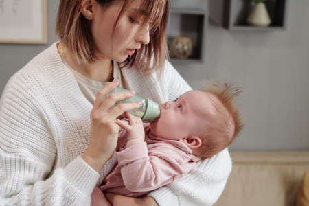 Simple & Effective Ways to Wean Your Baby Off Bottle Feeding in India